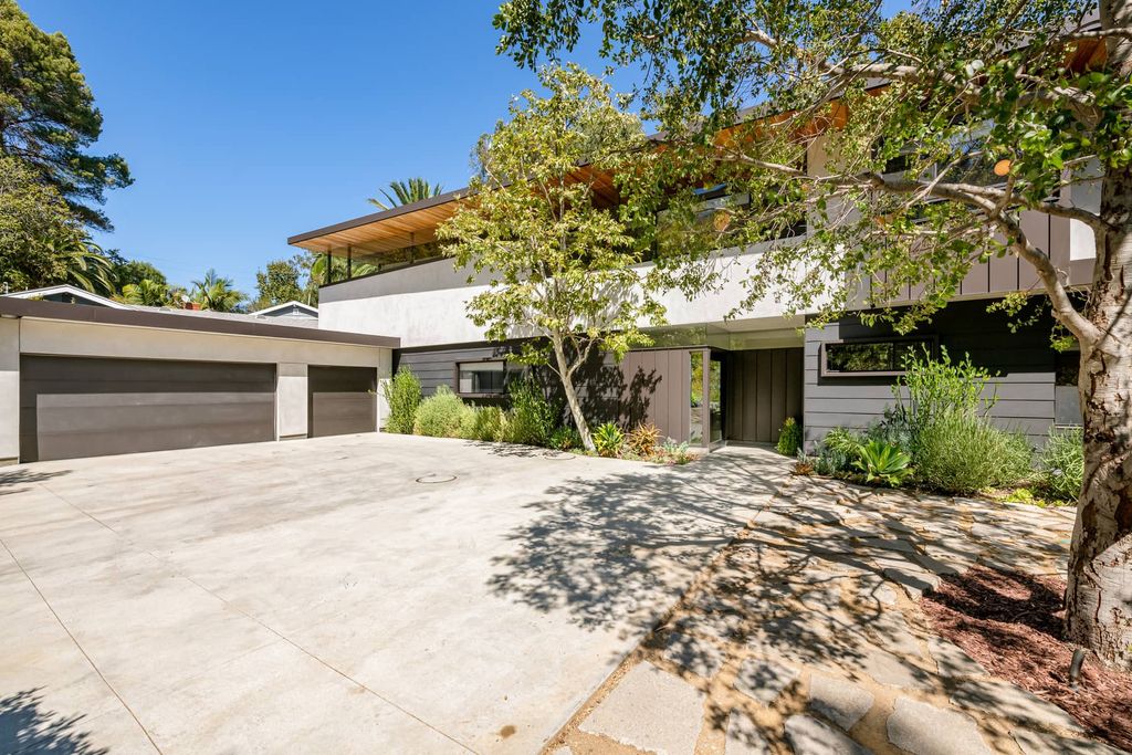 The Brentwood Home is a sustainable property completely congruent with its sublime setting designed by architect Jesse Bornstein, AIA now available for sale. This home located at 2496 Mandeville Canyon Rd, Los Angeles, California