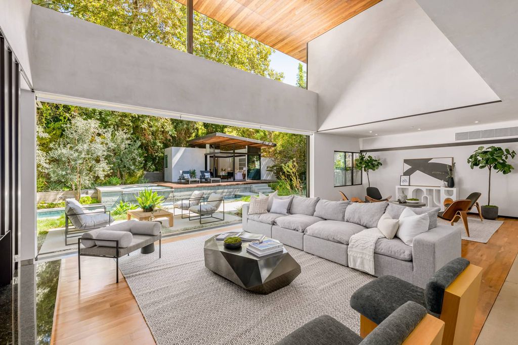 The Brentwood Home is a sustainable property completely congruent with its sublime setting designed by architect Jesse Bornstein, AIA now available for sale. This home located at 2496 Mandeville Canyon Rd, Los Angeles, California