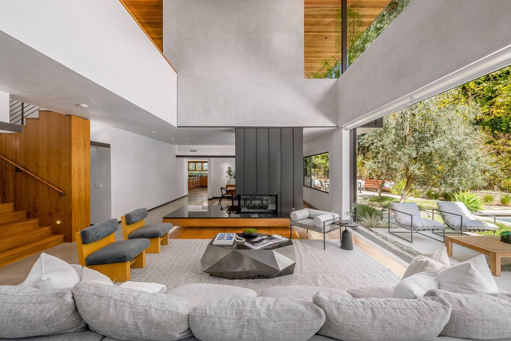 The Brentwood Home is a sustainable property completely congruent with its sublime setting designed by architect Jesse Bornstein, AIA now available for sale. This home located at 2496 Mandeville Canyon Rd, Los Angeles, California