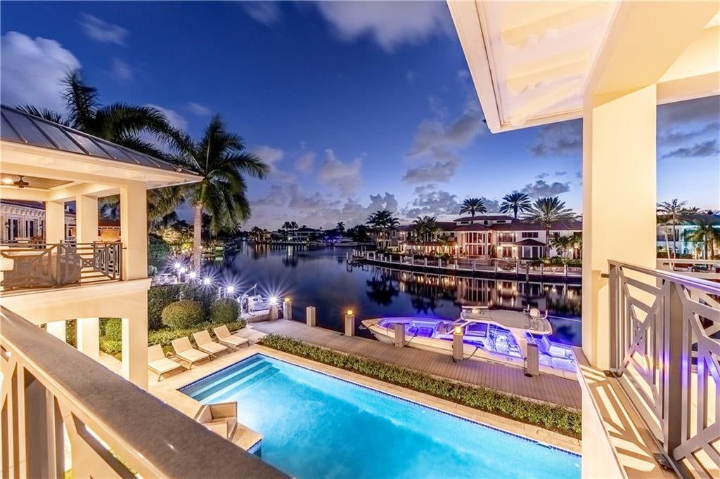 Striking-Waterfront-Estate-in-Lighthouse-Point-on-Excellent-Location-Asking-for-13500000-12