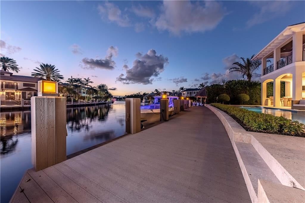 Striking-Waterfront-Estate-in-Lighthouse-Point-on-Excellent-Location-Asking-for-13500000-14