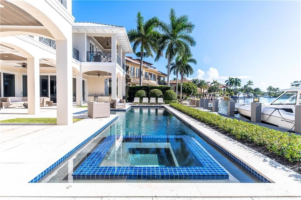 Striking-Waterfront-Estate-in-Lighthouse-Point-on-Excellent-Location-Asking-for-13500000-21