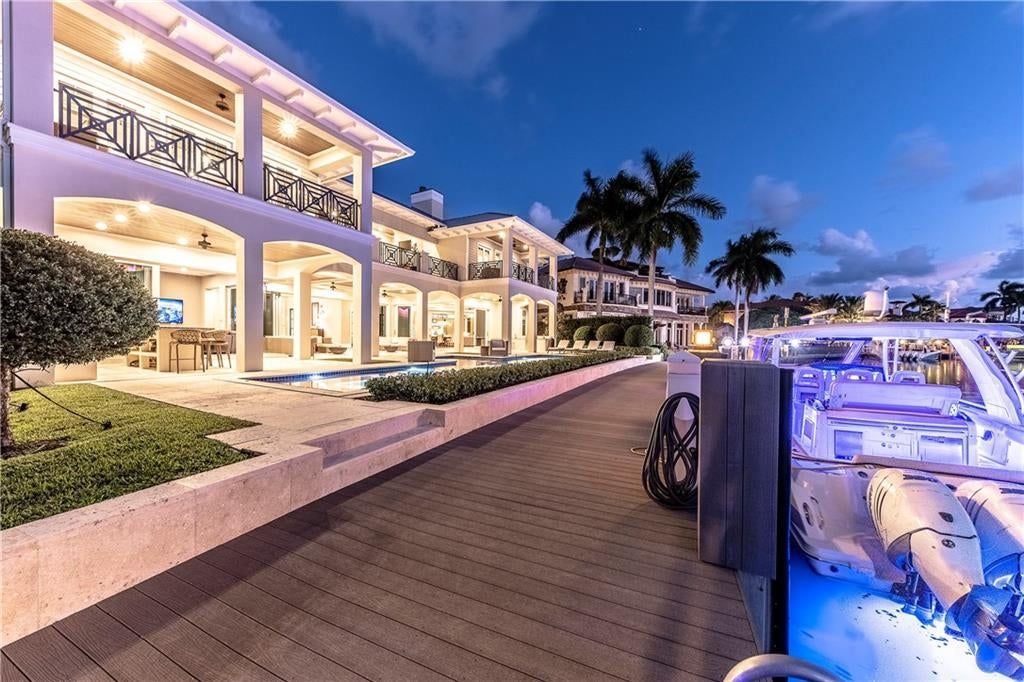 Striking-Waterfront-Estate-in-Lighthouse-Point-on-Excellent-Location-Asking-for-13500000-25
