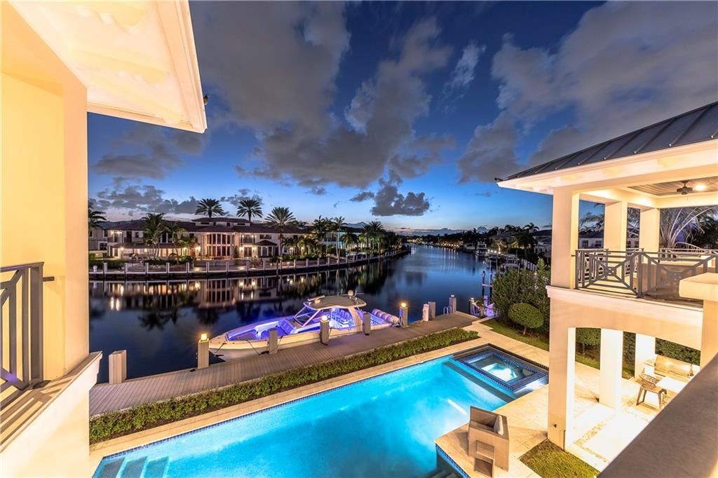 Striking-Waterfront-Estate-in-Lighthouse-Point-on-Excellent-Location-Asking-for-13500000-5