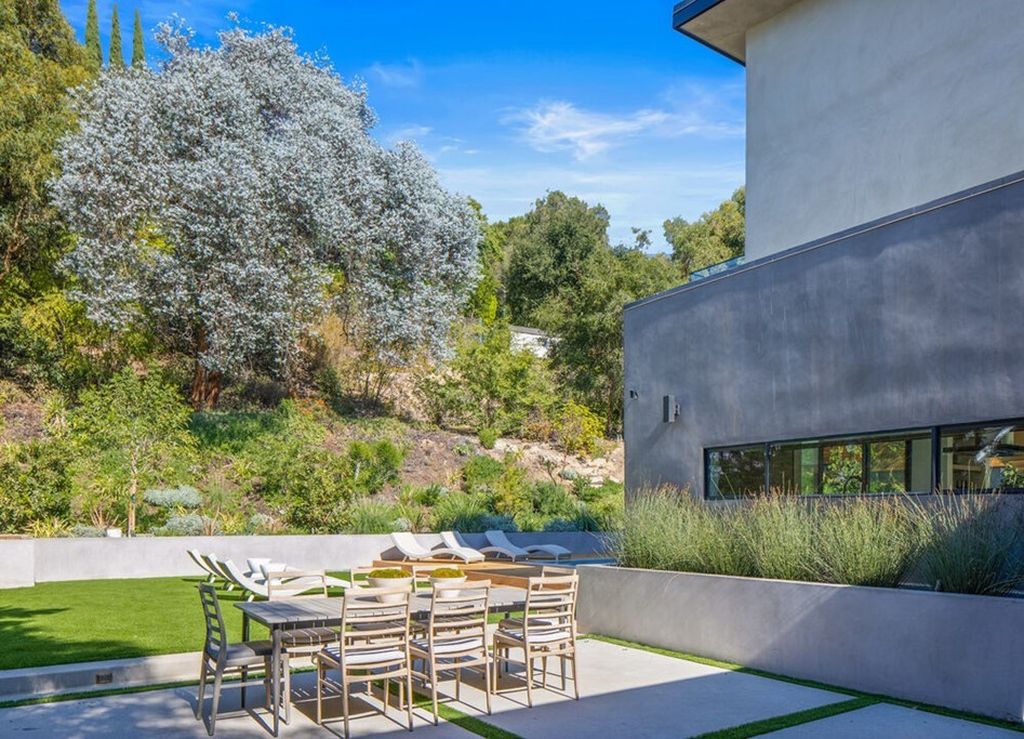 Stunning-Gated-Contemporary-Smart-Home-in-Bel-Air-comes-to-Market-for-5595000-23