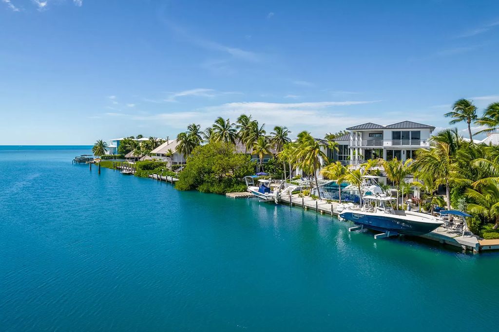 The Home in Florida is a stunning waterfront masterpiece in Lower Matecumbe Key with breathtaking views of the sunset now available for sale. This home located at 146 Bayview Dr, Lower Matecumbe Key, Florida