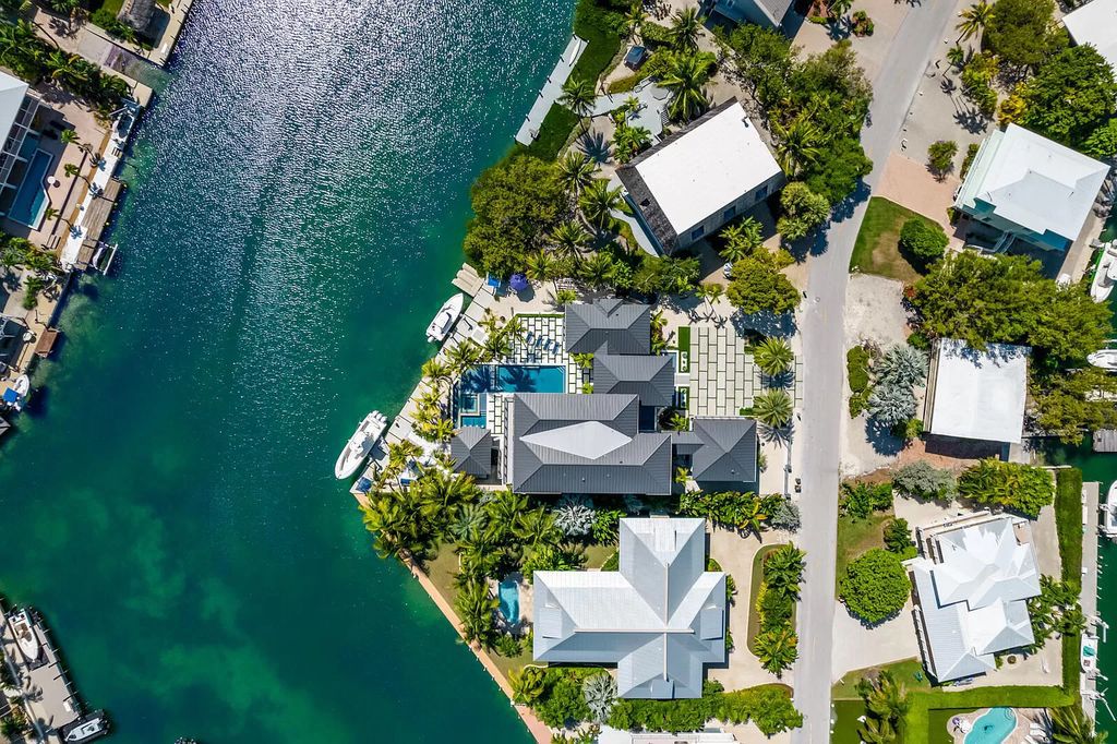 Stunning-Waterfront-Home-in-Florida-with-Breathtaking-Views-of-the-Sunset-Asking-for-9800000-19