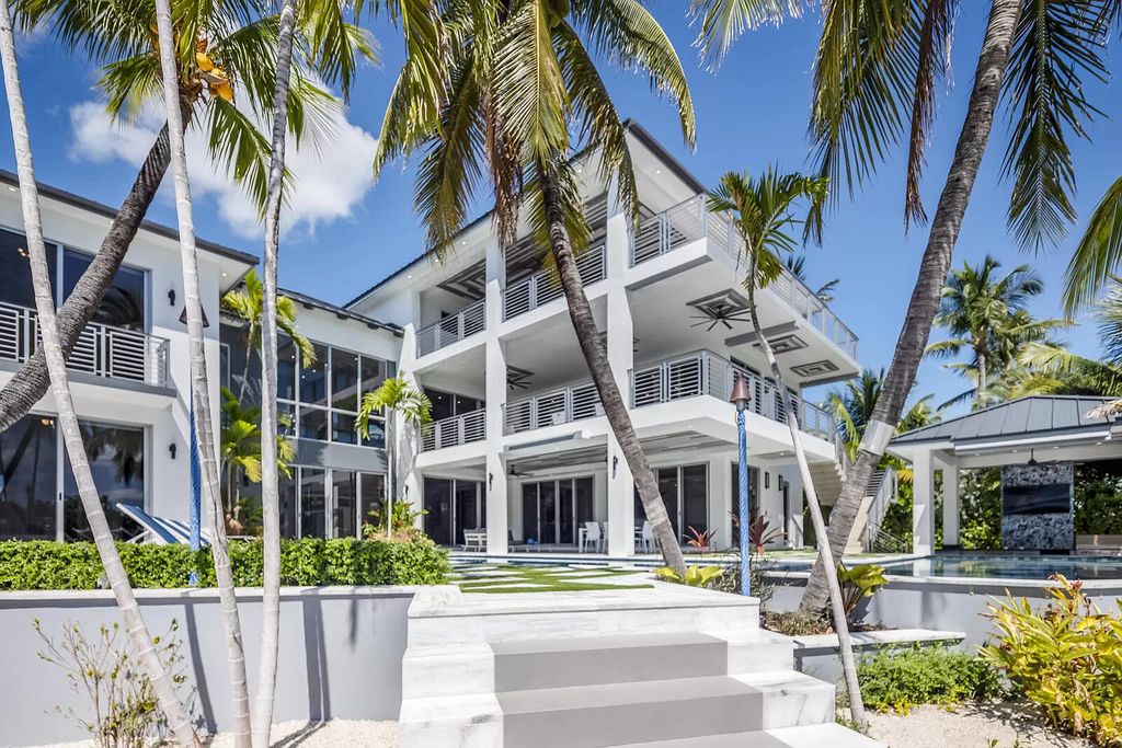 Stunning-Waterfront-Home-in-Florida-with-Breathtaking-Views-of-the-Sunset-Asking-for-9800000-8