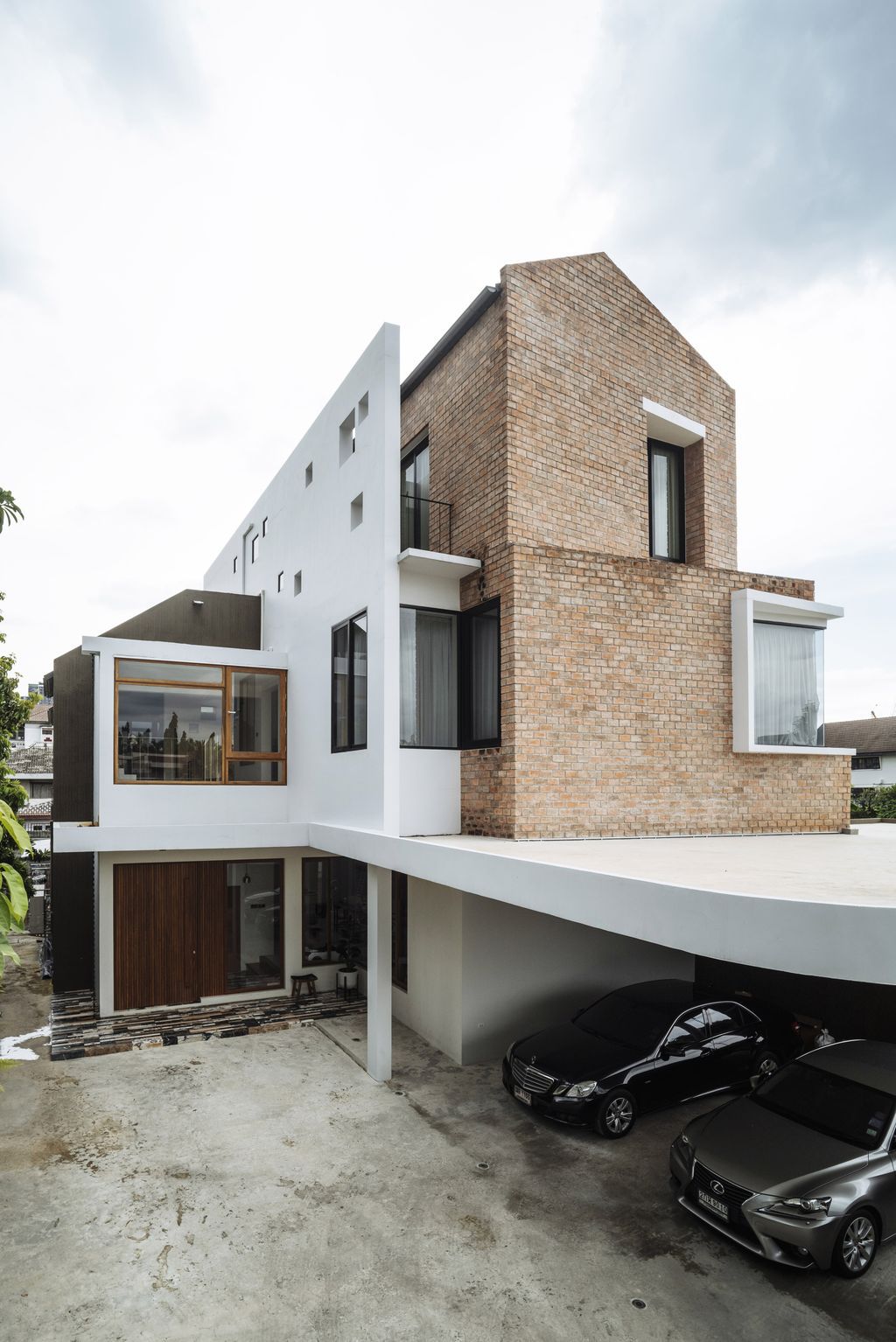 TYH-house-elegant-house-with-idiosyncratic-design-by-Alkhemist-Architects-13