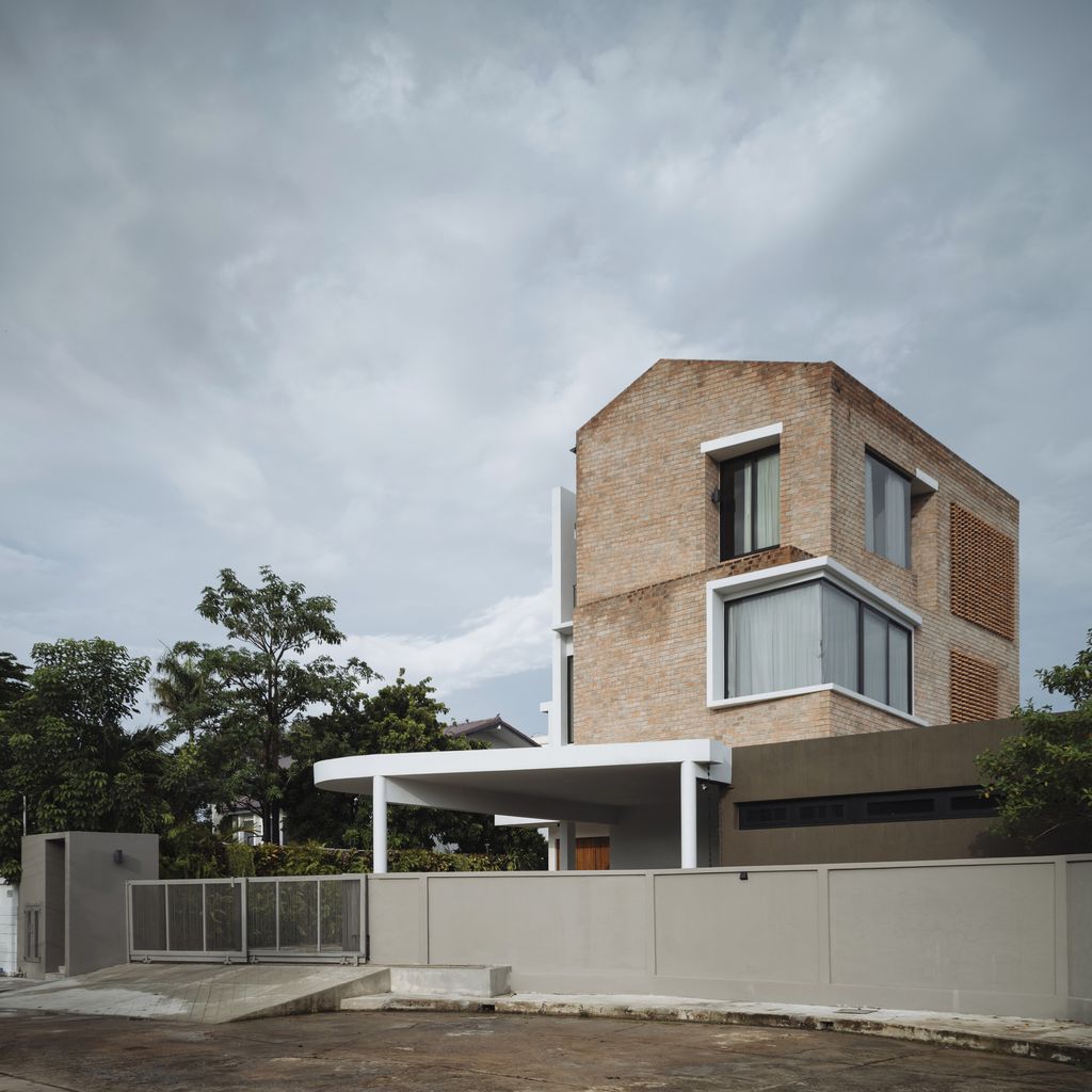 TYH house, elegant house with idiosyncratic design by Alkhemist Architects