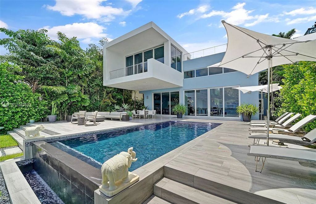 This-16400000-Venetian-Home-is-the-Epitome-of-the-Highly-Sought-after-Miami-Lifestyle-15