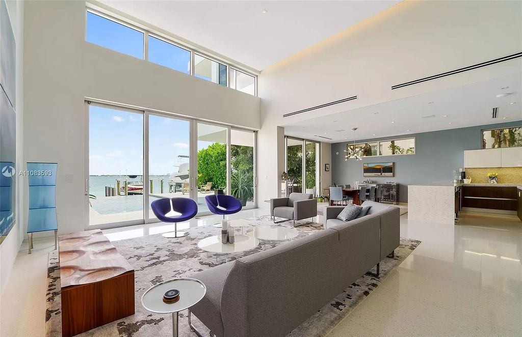 It is extremely difficult to incorporate color into grey and white living room designs. However, we are particularly drawn to the navy blue chairs in this living room. This color palette of various shades adds richness and softness to the room. You can easily change the complementary colors of the room by selecting a swivel chair.