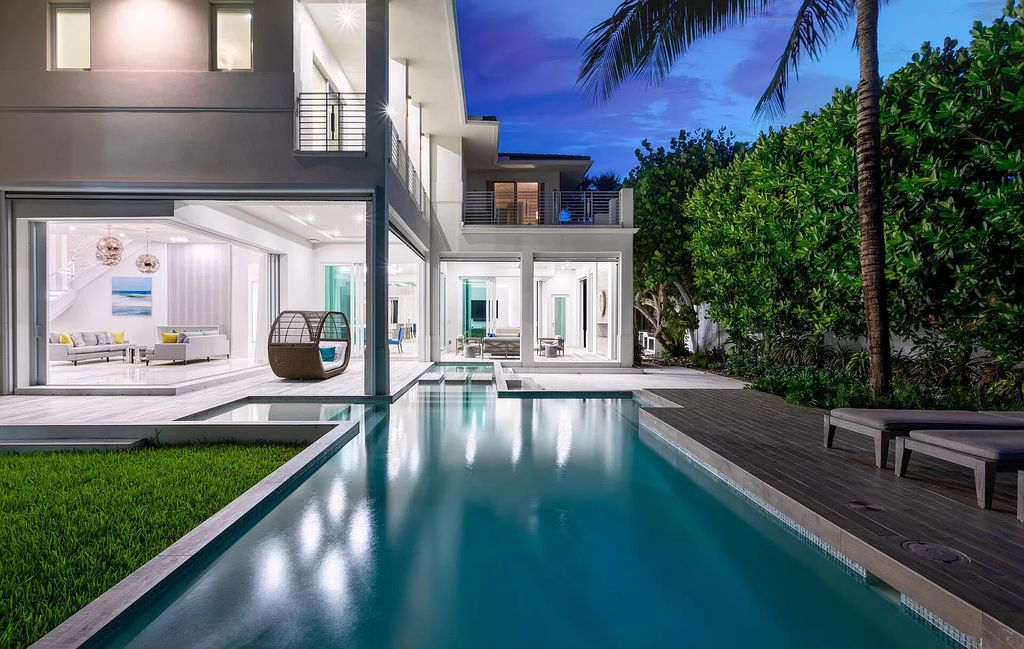 This-6995000-Delray-Beach-Home-offers-Seamless-Indoor-Outdoor-Living-and-Entertaining-27