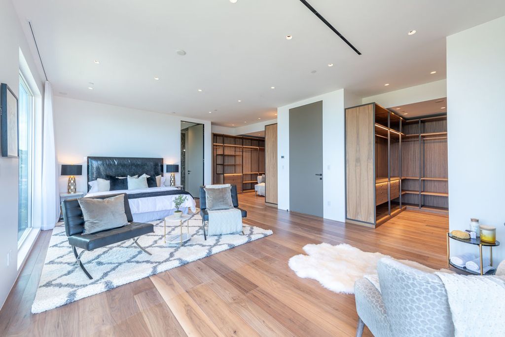 The Home in Beverly Hills is a property extremely light and bright using the best materials reimagined by Harrison Design now available for sale. This home located at 9400 Readcrest Dr, Beverly Hills, California