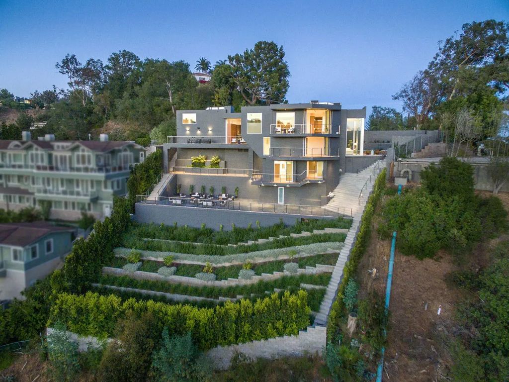 This-8750000-Architectural-Home-in-Beverly-Hills-comes-with-Fabulous-Views-and-Privacy-25