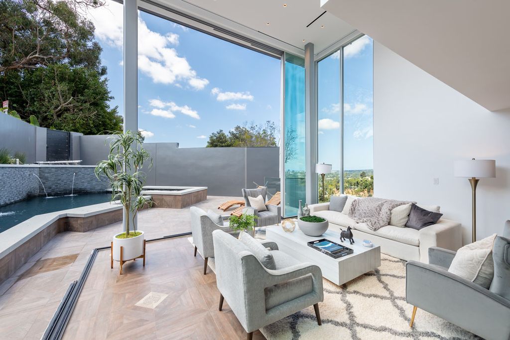 The Home in Beverly Hills is a property extremely light and bright using the best materials reimagined by Harrison Design now available for sale. This home located at 9400 Readcrest Dr, Beverly Hills, California