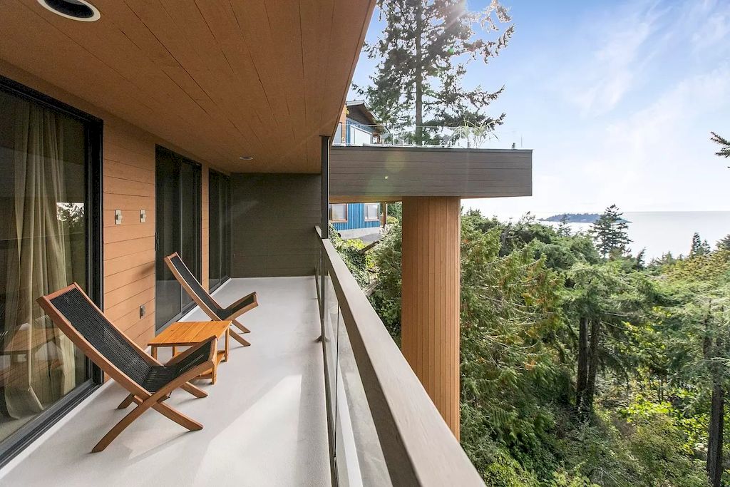 The Amazing House in West Vancouver is an architectural masterpieces now available for sale. This home located at 6060 Eagleridge Dr, West Vancouver, BC V7W 1W9, Canada