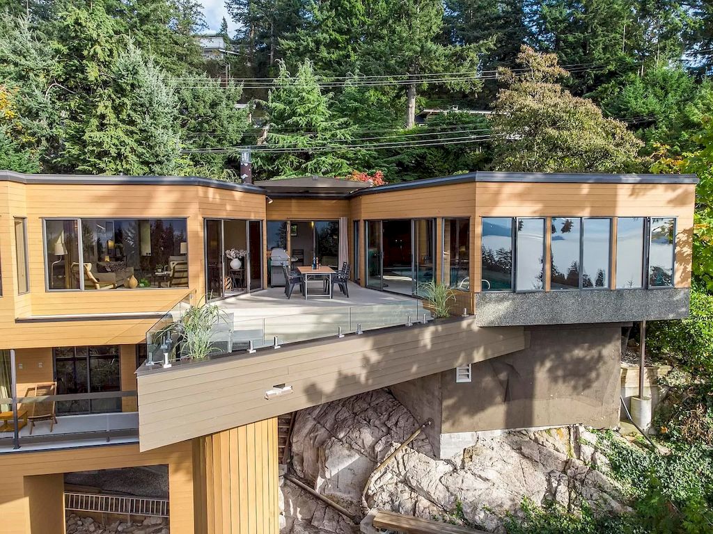 The Amazing House in West Vancouver is an architectural masterpieces now available for sale. This home located at 6060 Eagleridge Dr, West Vancouver, BC V7W 1W9, Canada