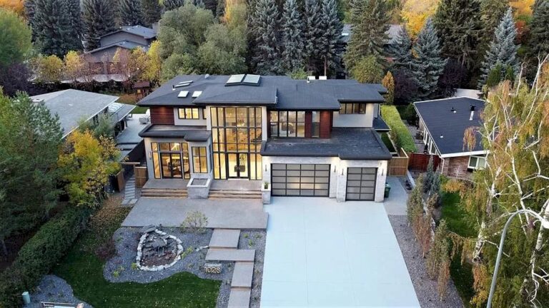This C$4,850,000 Out­stand­ing Prop­erty in Alberta Of­fers Stun­ning Architecture, Stat­e of­ the­ ar­t Fea­tures