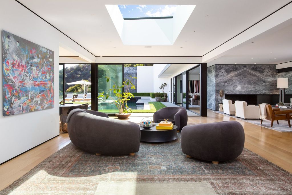 The Los Angeles Home is a contemporary masterpiece is one of the greatest architectural gems in the Bird Streets now available for sale. This home located at 1877 Rising Glen Rd, Los Angeles, California