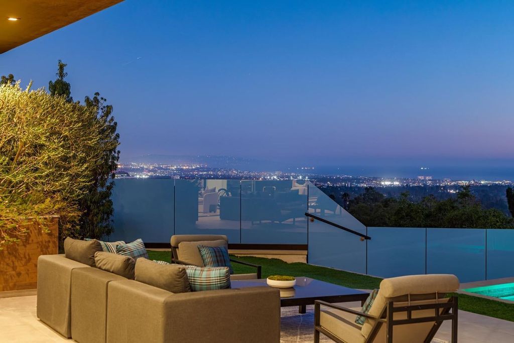 This-Stunning-10950000-Los-Angeles-Home-is-the-Epitome-of-California-indoor-outdoor-Living-16