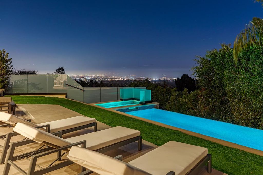 This-Stunning-10950000-Los-Angeles-Home-is-the-Epitome-of-California-indoor-outdoor-Living-17
