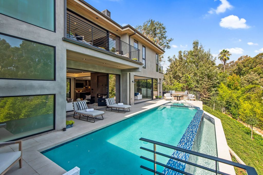 The Home in Pacific Palisades is warm new contemporary estate with impeccable detailed finishes perfect for entertainment now available for sale. This home located at 724 Hampden Pl, Pacific Palisades, California