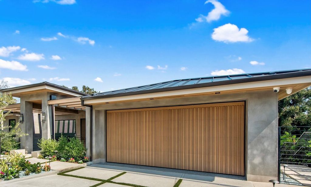 The Home in Pacific Palisades is warm new contemporary estate with impeccable detailed finishes perfect for entertainment now available for sale. This home located at 724 Hampden Pl, Pacific Palisades, California