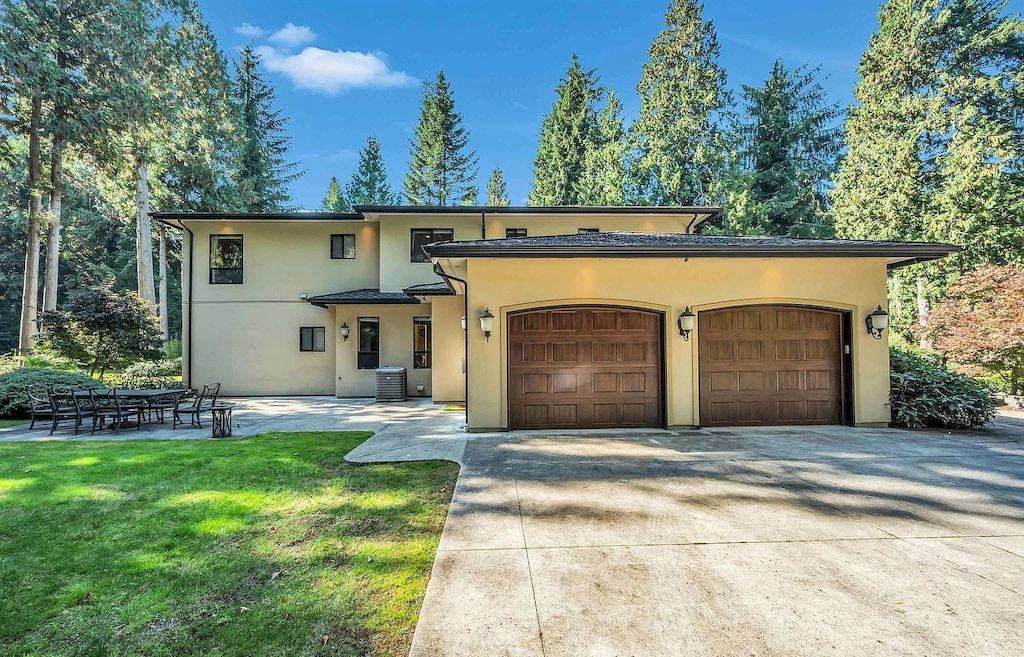 The Wonderful Home in Surrey is a truly master piece now available for sale. This home is located at 13500 Woodcrest Dr, Surrey, BC V4P 1W6, Canada