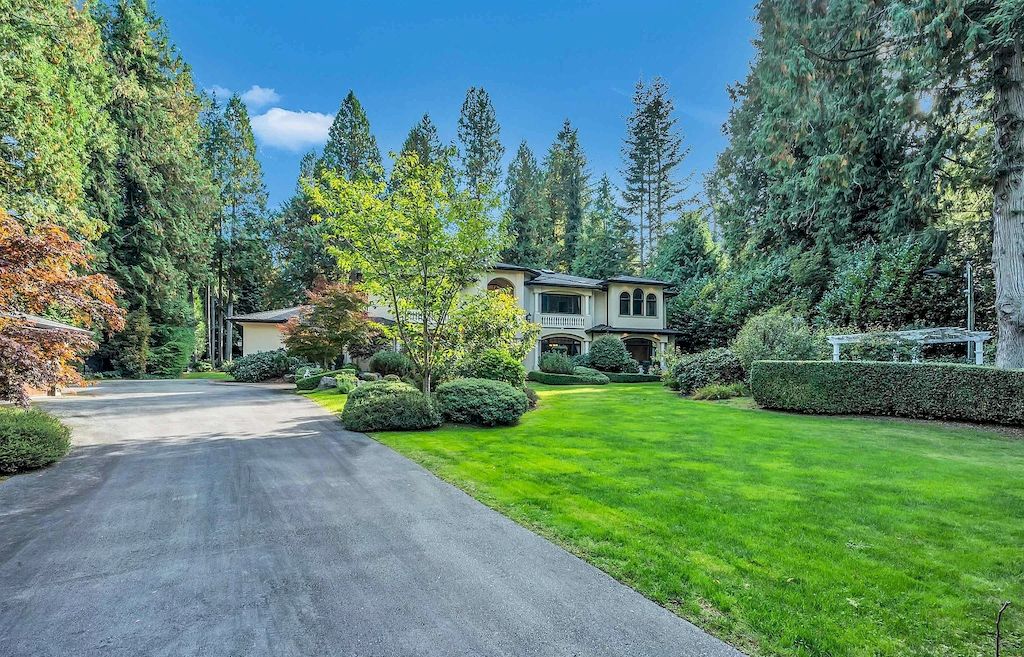 The Wonderful Home in Surrey is a truly master piece now available for sale. This home is located at 13500 Woodcrest Dr, Surrey, BC V4P 1W6, Canada