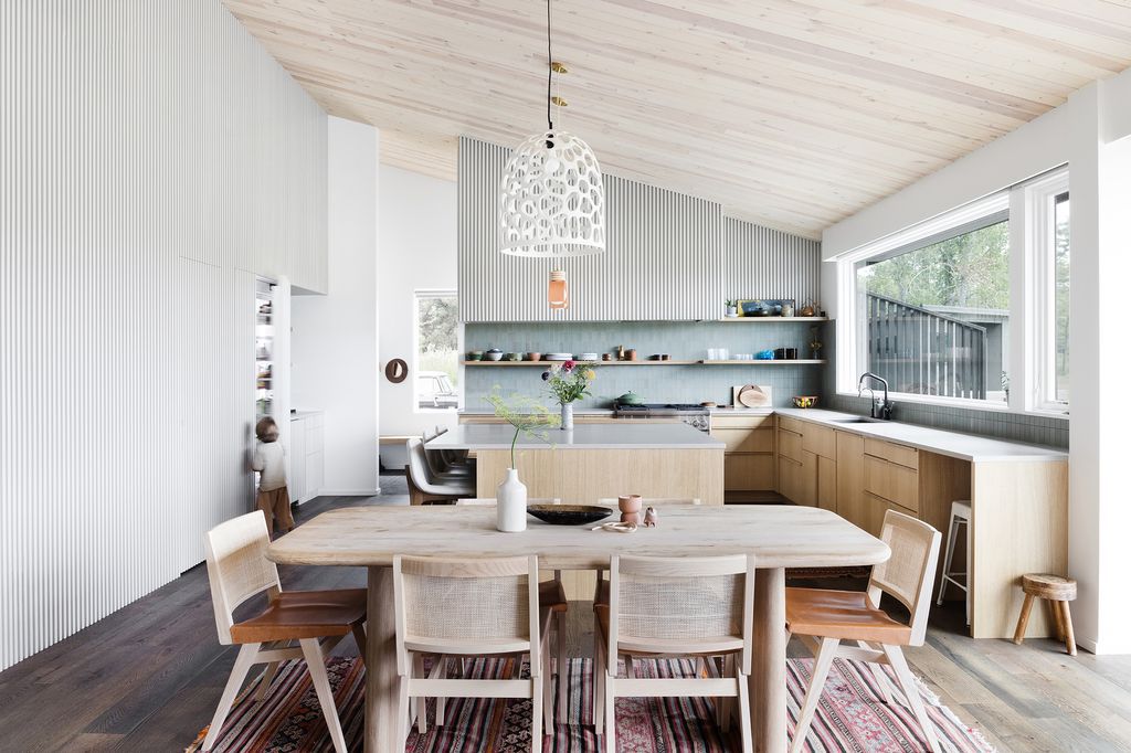 Wondertree-Residence-Stunning-Refurbishment-from-1970s-Home-by-A21-1