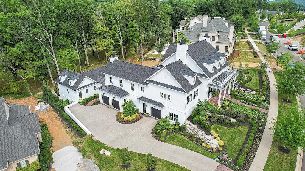 This $4,150,000 Gorgeous Home Provides Endless Options to Enjoy Time with Family and Friends in Tennessee