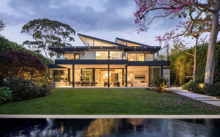 A Thoughtfully Crafted Modern Home in Pacific Palisades comes to Market at $23,995,000