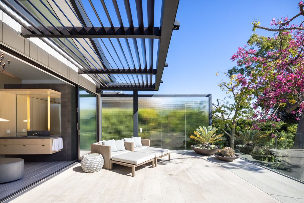The Home in Pacific Palisades is a a timeless Palisades Riviera architectural designed by the widely published, highly acclaimed William Hefner now available for sale. This home located at 814 Toulon Dr, Pacific Palisades, California