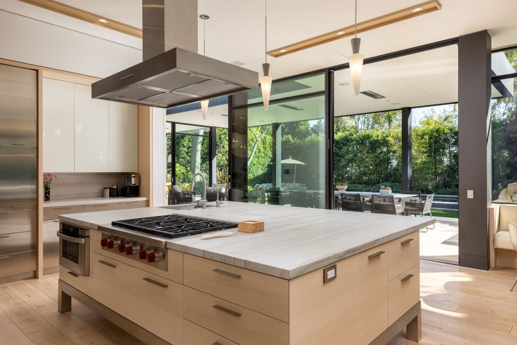 A-Thoughtfully-Crafted-Modern-Home-in-Pacific-Palisades-comes-to-Market-at-23995000-18