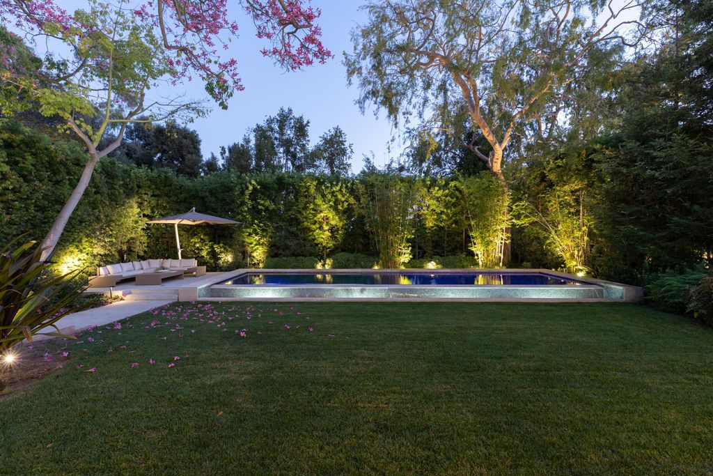 The Home in Pacific Palisades is a a timeless Palisades Riviera architectural designed by the widely published, highly acclaimed William Hefner now available for sale. This home located at 814 Toulon Dr, Pacific Palisades, California