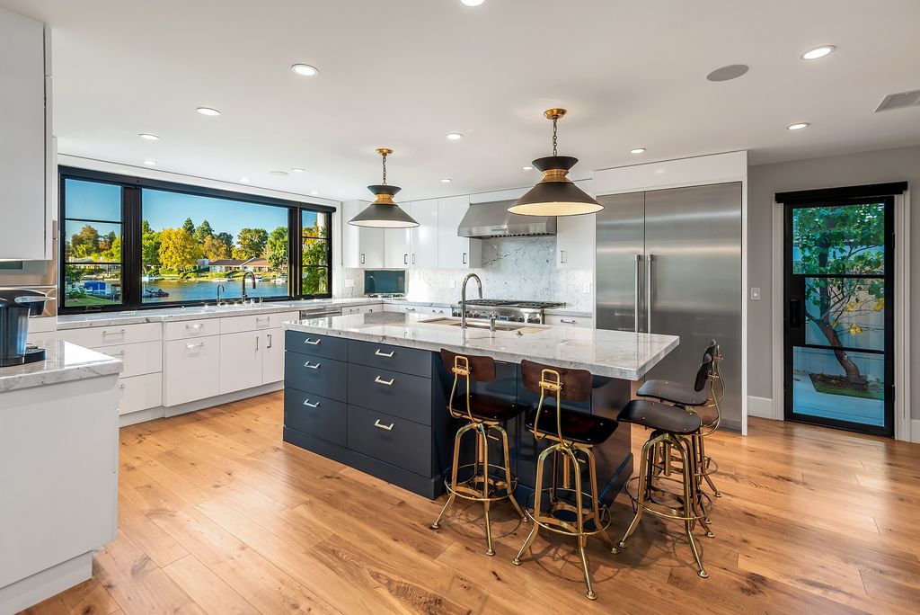 The House in Thousand Oaks is an absolutely stunning modern farmhouse lake front estate with a premier location now available for sale. This home located at 1371 Redsail Cir, Thousand Oaks, California