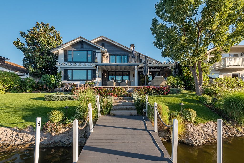 The House in Thousand Oaks is an absolutely stunning modern farmhouse lake front estate with a premier location now available for sale. This home located at 1371 Redsail Cir, Thousand Oaks, California