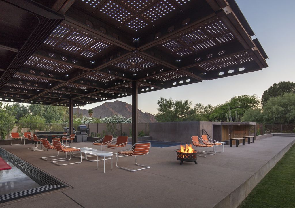 Arizona Courtyard House offers Stunning open Plan by Optima DCHGlobal
