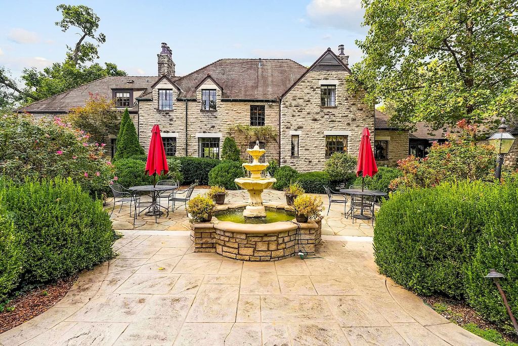 The Tennessee Home is a luxurious home now available for sale. This home located at 4306 Lone Oak Rd, Nashville, Tennessee; offering 05 bedrooms and 06 bathrooms with 6,366 square feet of living spaces.