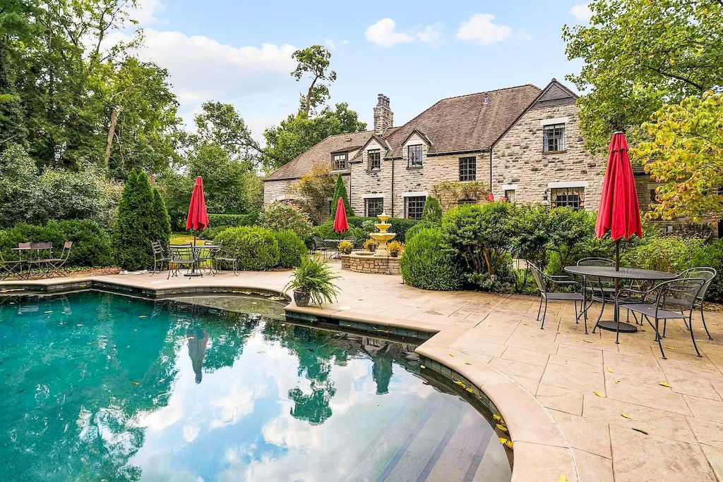 The Tennessee Home is a luxurious home now available for sale. This home located at 4306 Lone Oak Rd, Nashville, Tennessee; offering 05 bedrooms and 06 bathrooms with 6,366 square feet of living spaces.