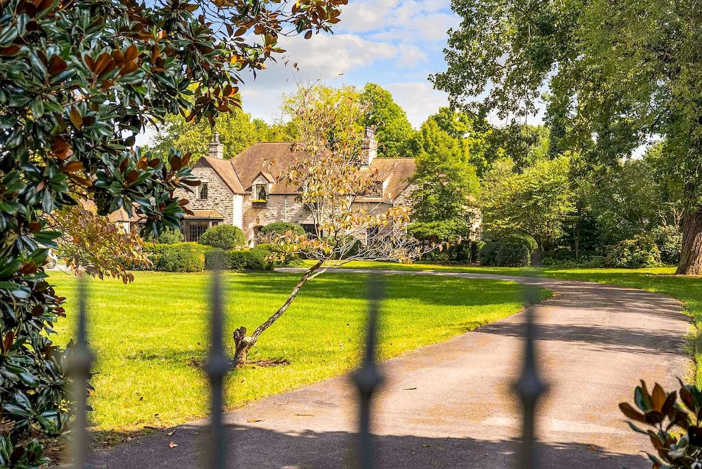 The Tennessee Home is a luxurious home now available for sale. This home located at 4306 Lone Oak Rd, Nashville, Tennessee; offering 05 bedrooms and 06 bathrooms with 6,366 square feet of living spaces.