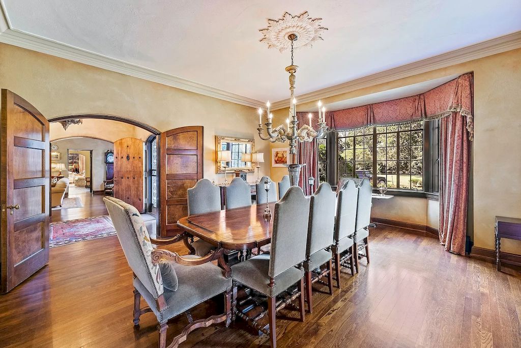 The Tennessee Home is a luxurious home now available for sale. This home located at 4306 Lone Oak Rd, Nashville, Tennessee; offering 05 bedrooms and 06 bathrooms with 6,366 square feet of living spaces.