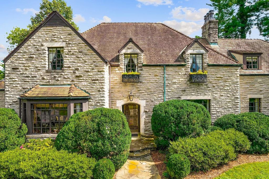 The Tennessee Home is a luxurious home now available for sale. This home located at 4306 Lone Oak Rd, Nashville, Tennessee; offering 05 bedrooms and 06 bathrooms with 6,366 square feet of living spaces.