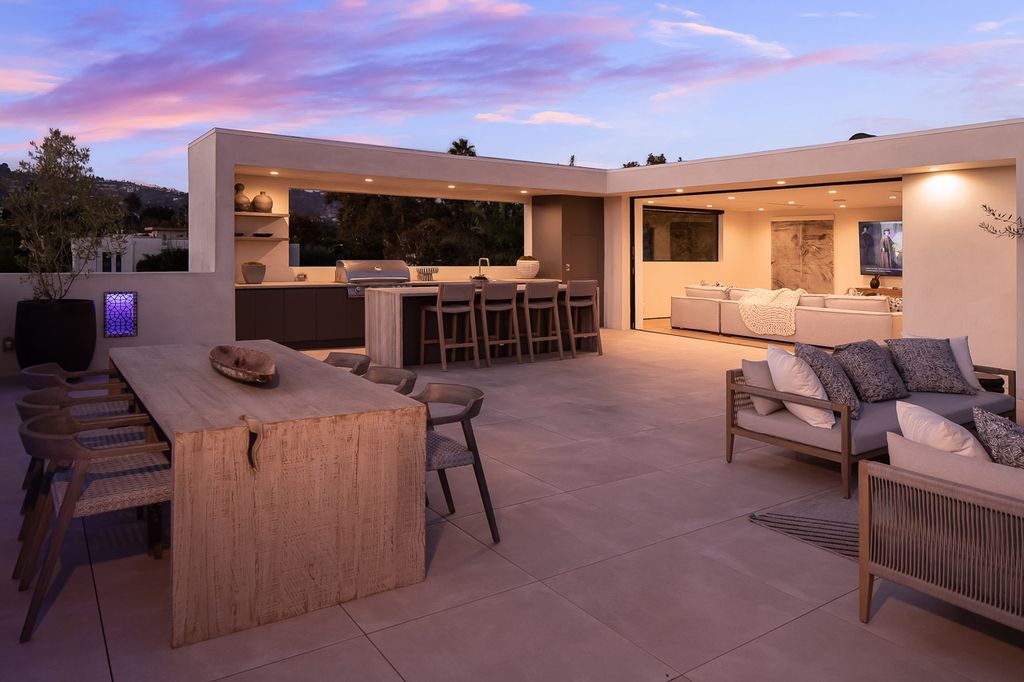 The Home in Los Angeles is a brand new contemporary Moroccan estate positioned on an oversized corner lot in trendy Beverly Grove now available for sale. This home located at 8255 Oakwood Ave, Los Angeles, California