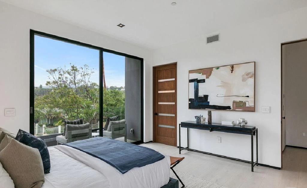 The Los Angeles Home is a newly constructed contemporary residence situated between the highly coveted areas of Brentwood Park and the Palisadian Riviera now available for sale. This home located at 1332 Allenford Ave, Los Angeles, California
