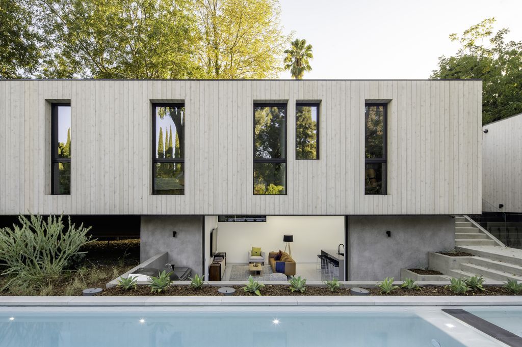 Bridge House Nestled in Nature in Los Angeles by Dan Brunn Architecture