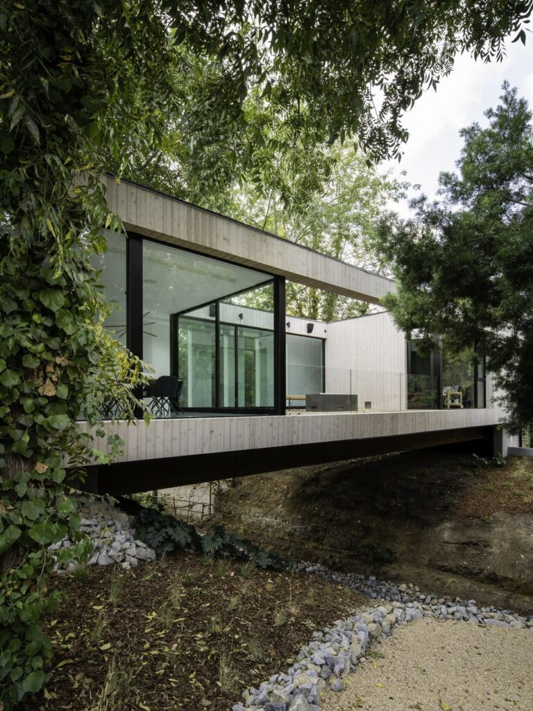 Bridge House Nestled in Nature in Los Angeles by Dan Brunn Architecture