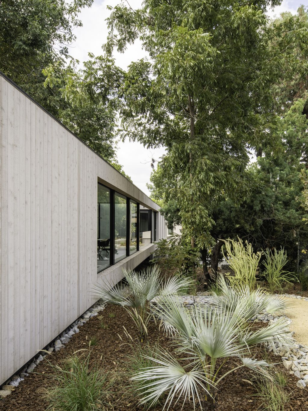 Bridge-House-Nestled-in-Nature-in-Los-Angeles-by-Dan-Brunn-Architecture-19