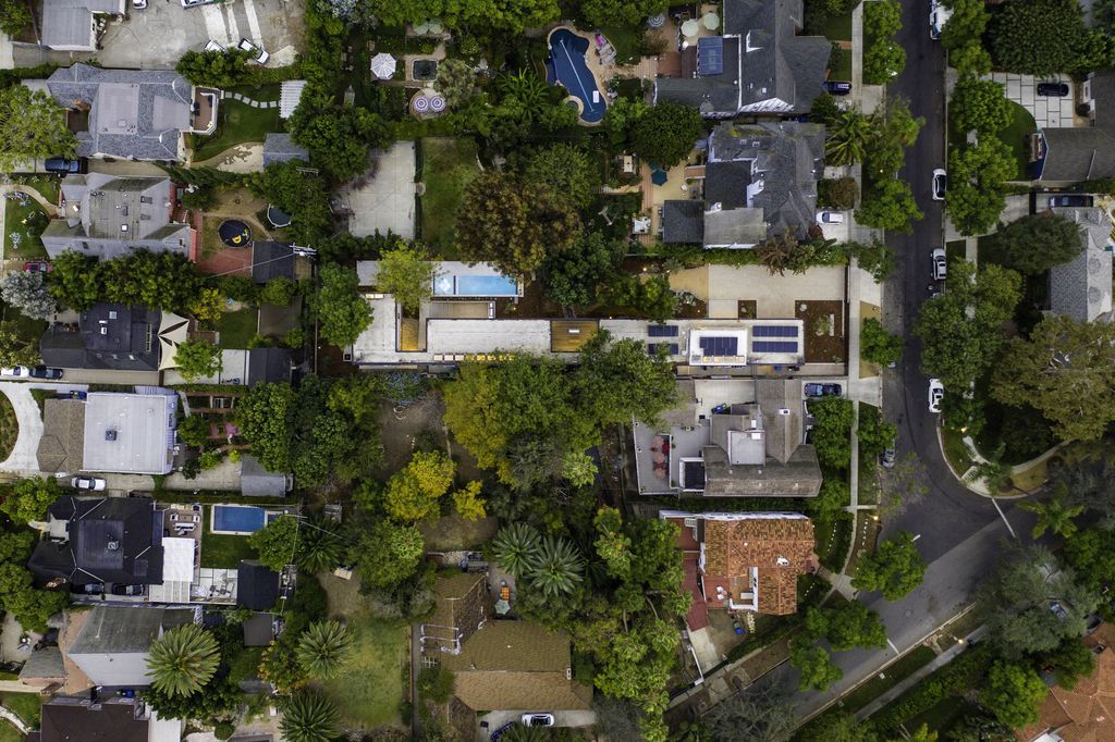 Bridge-House-Nestled-in-Nature-in-Los-Angeles-by-Dan-Brunn-Architecture-2